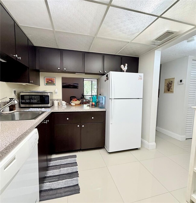 Building Photo - 450 Commodore Dr