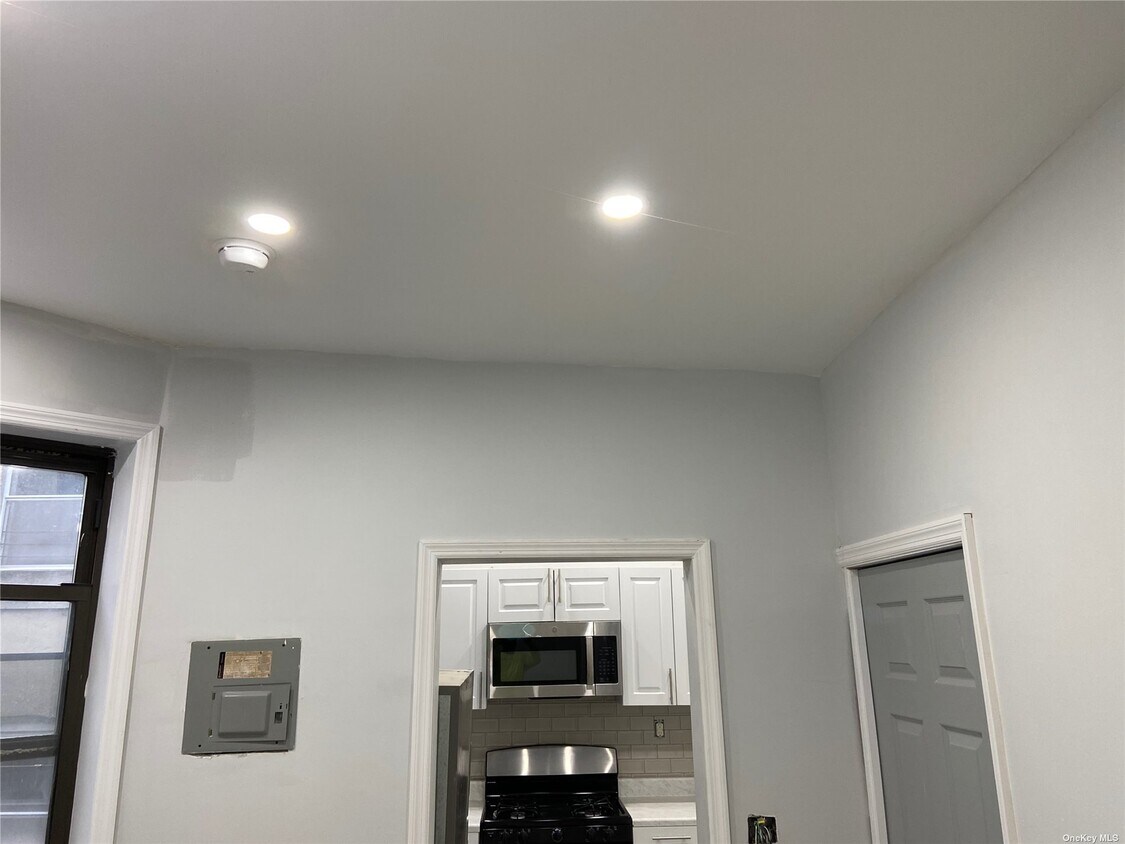 Foto principal - 545 McDonald Ave