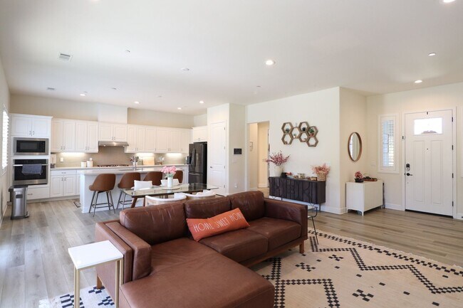 Foto del edificio - Gated Groves Single Story Home