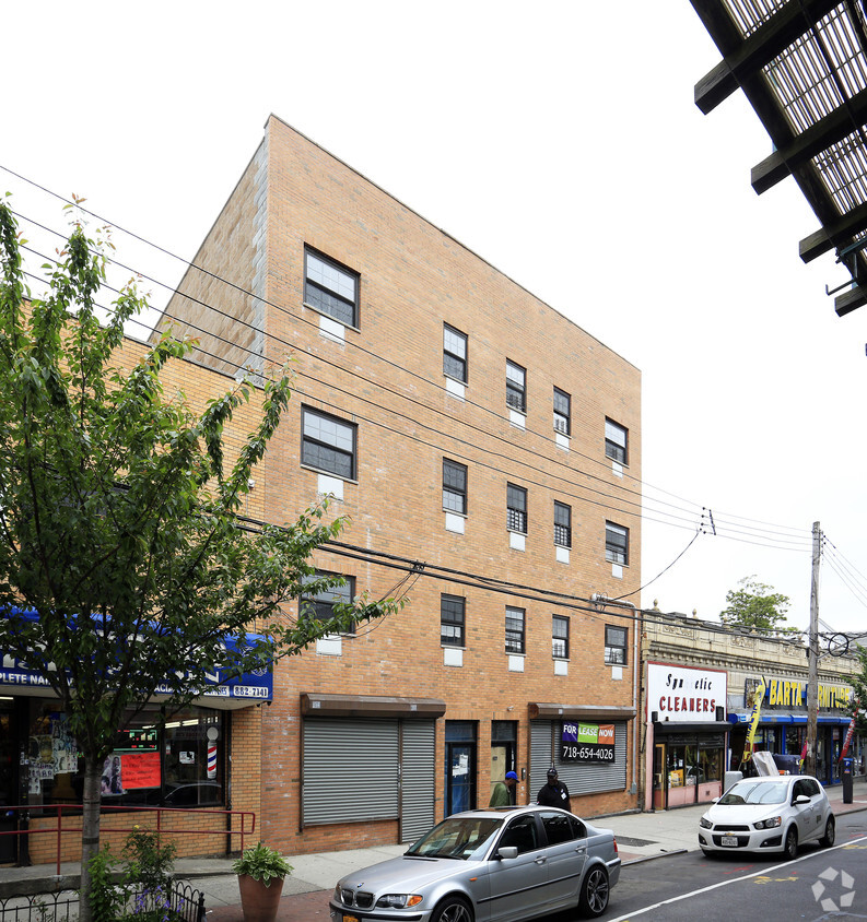 Foto principal - 3864-3866 White Plains Rd