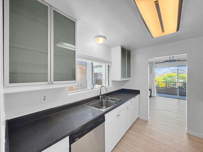 Building Photo - Charming & Spacious 2BD/2BA Condo in Bay P...