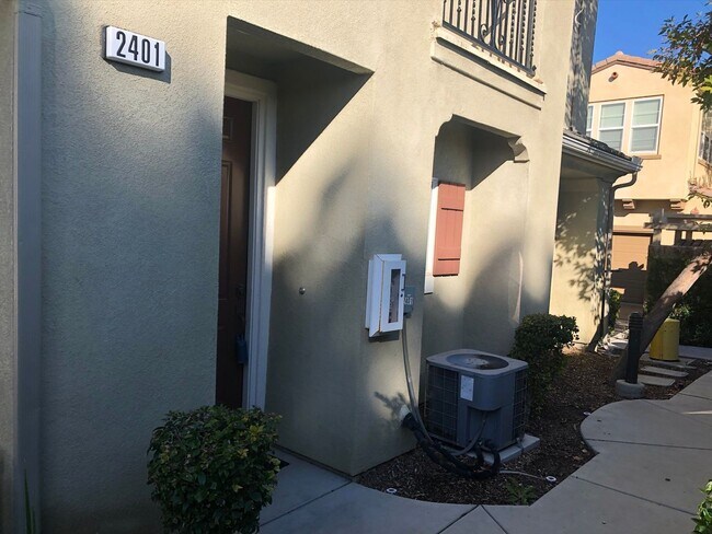 Building Photo - Comfort and convenience in this 2 bedroom ...