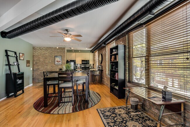 Foto del edificio - 2355 N Damen Ave