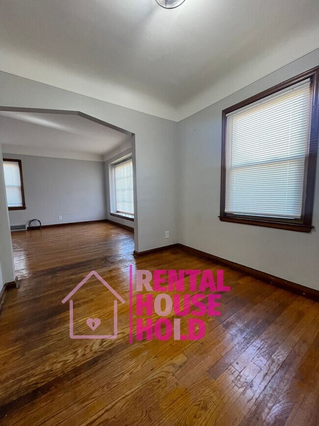 Building Photo - ~ 3 BEDROOM 1 BATH BUNGALOW SECURTIY DEPOSIT SPECIAL ~$500