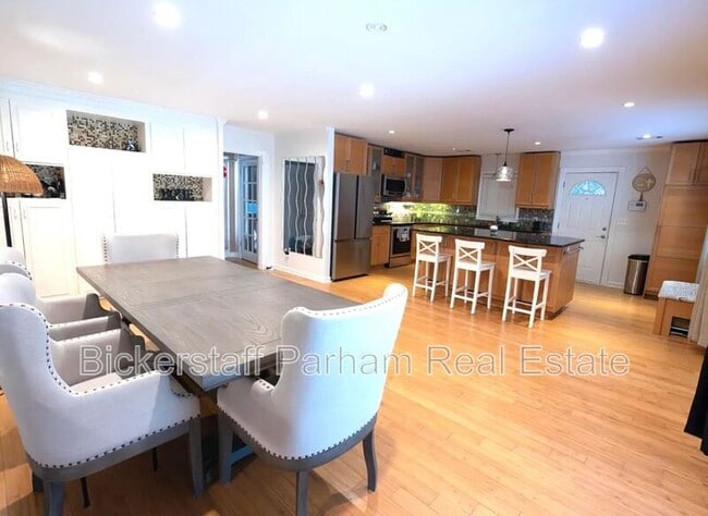 Foto del edificio - 5811 Canterbury Dr