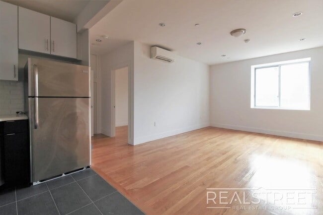Building Photo - LUXURY 1 BED LOFT in Queens! Building Photo - LUXURY 1 BED LOFT in Queens!