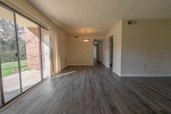 Foto del edificio - Coming Soon!  2 Bedroom Condo In CHAPEL HILL!
