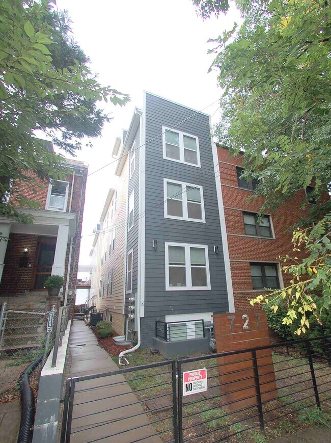 Building Photo - 727 Jefferson St NW