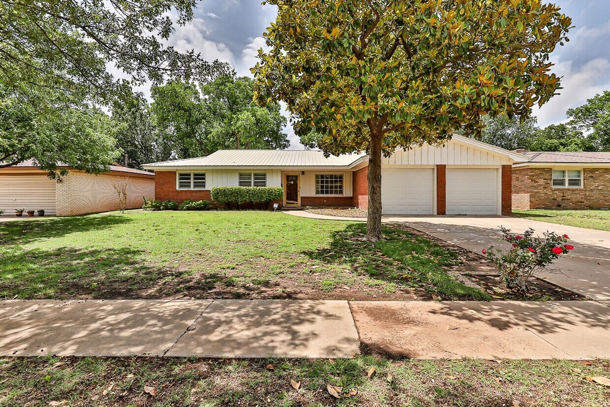 Primary Photo - Spacious 3 bedroom with an office!