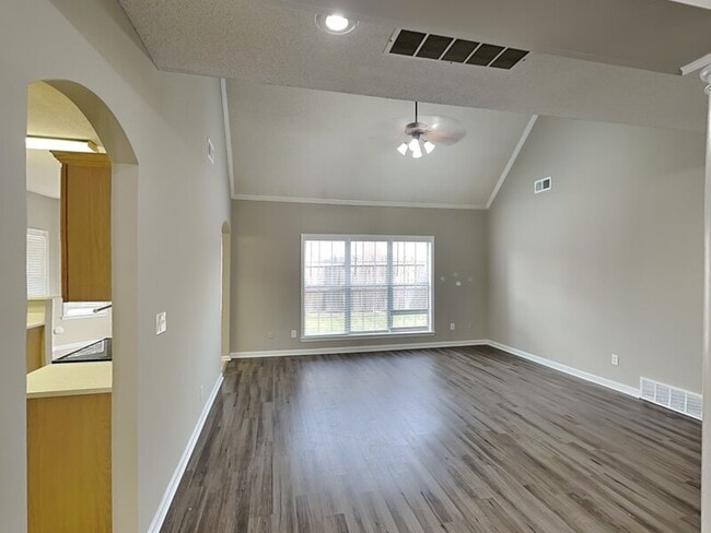 Foto del edificio - 8165 Fallen Bridge Ln