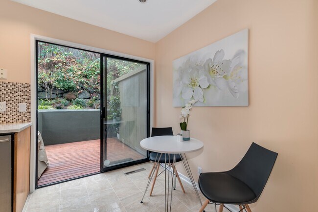 Mesa de desayuno junto a la cocina con vistas al patio trasero. - 1604 Lakeview Blvd E