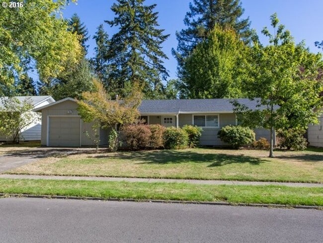 Building Photo - Beautiful 3 Bedroom Ranch Style Home in Cedar Hills with Remodeled Gourmet Kitchen!