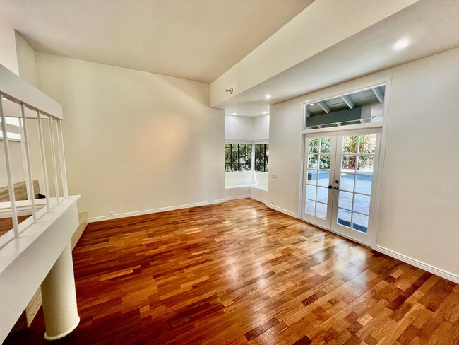 Building Photo - Charming 3 bedroom, 2.5 bathroom townhouse...