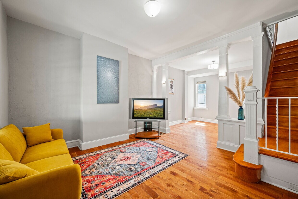 Primary Photo - 468 N Dearborn St