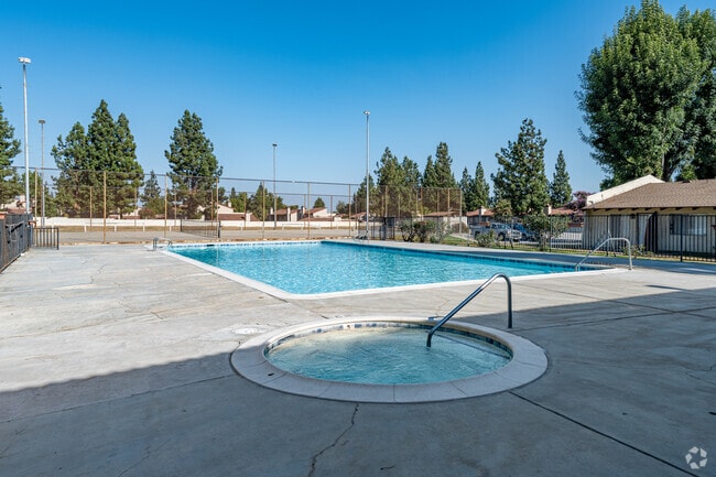 Mission Village - Piscina - 7781 Archibald Ave