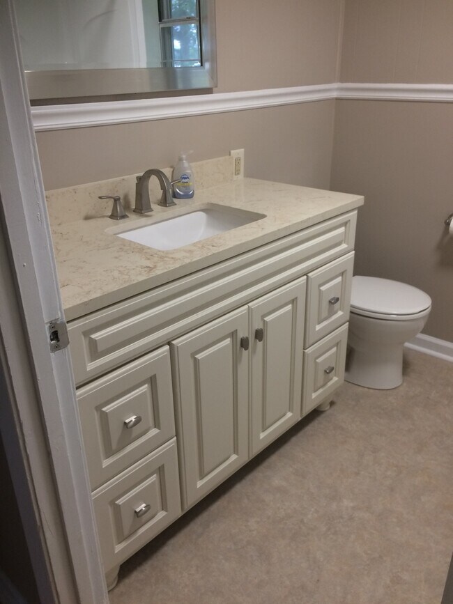 Foto del edificio - Four Bedroom, Two Bathroom, large yard, (MOVE IN SPECIAL!!)