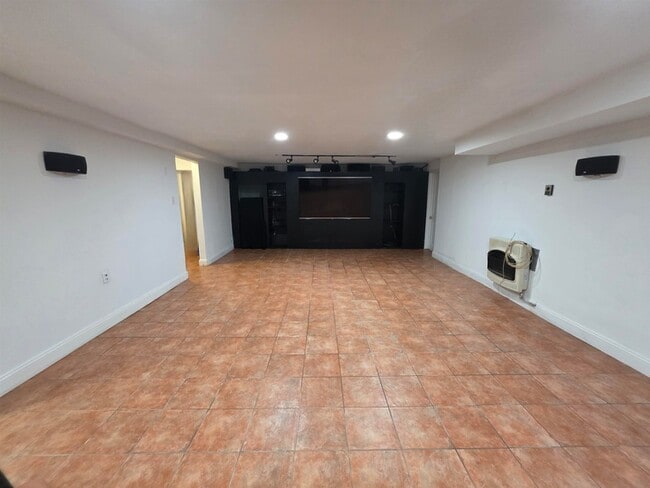 Building Photo - 86 Keer Ave