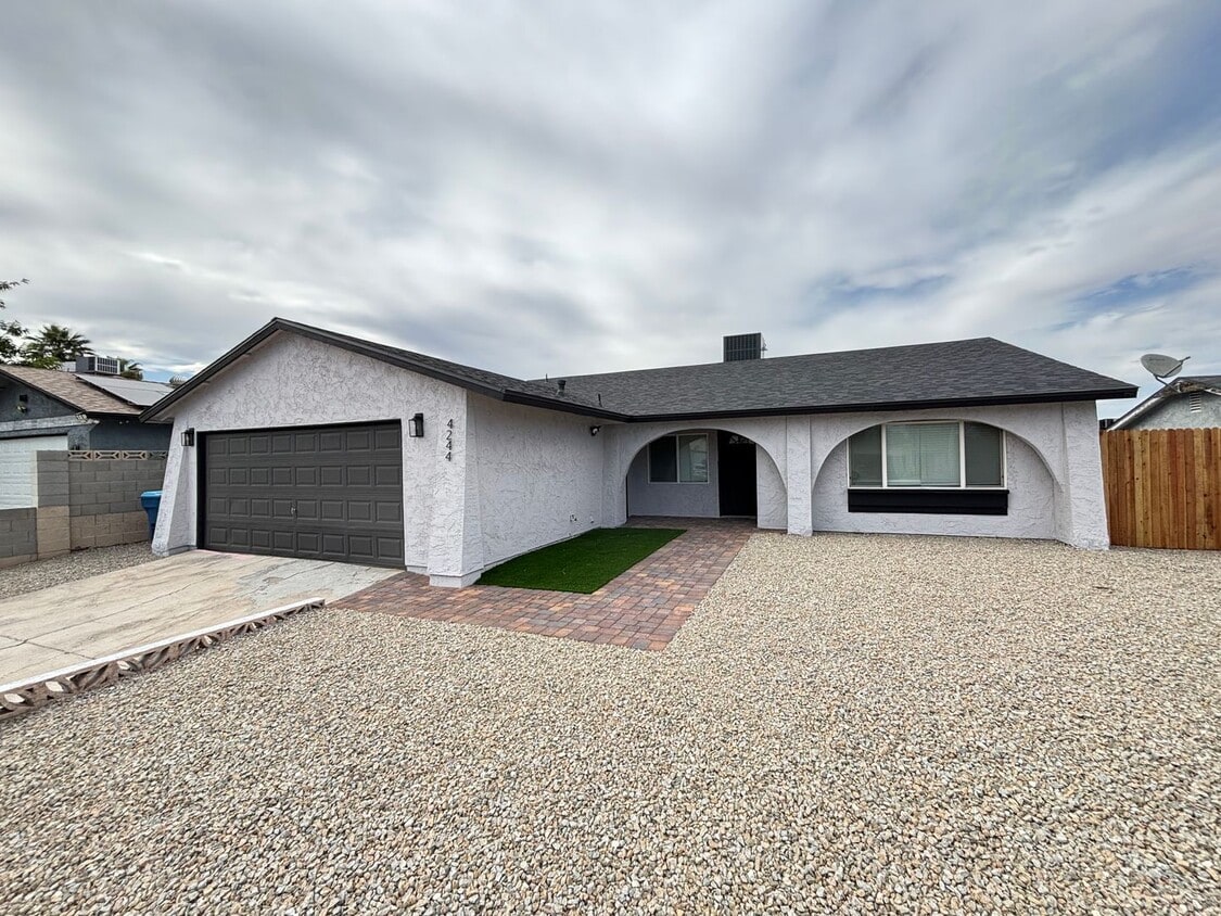 Primary Photo - Beautiful 3Bed/2Bath Home located in South...
