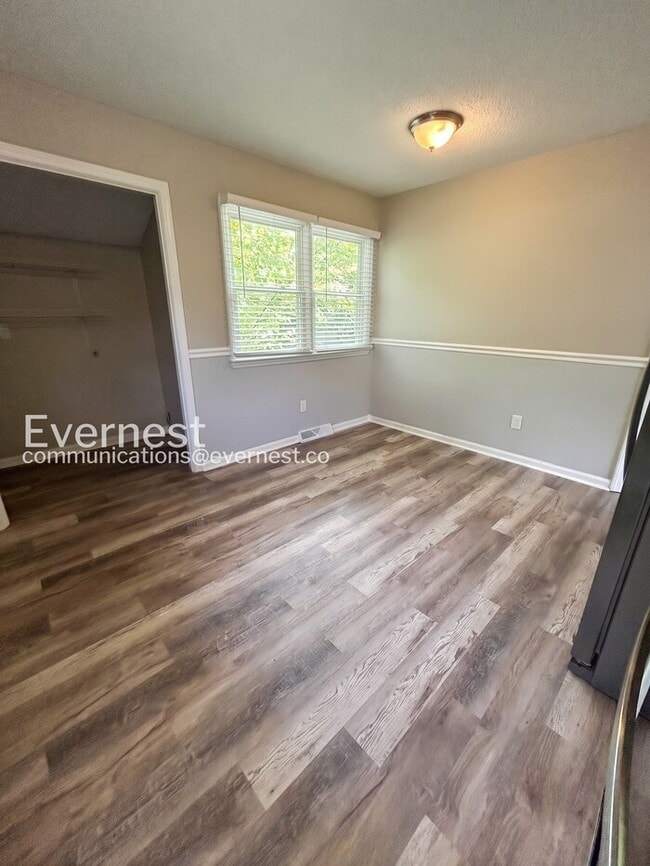 Building Photo - 3 Bed, 1.5 Bath Home with Fenced Yard / Pet-Friendly / Available Now!