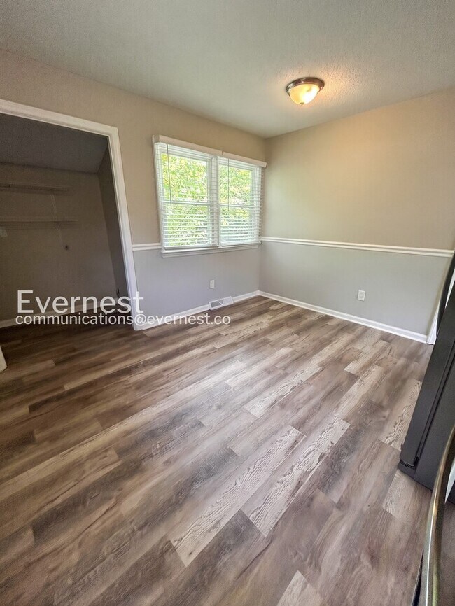Foto del edificio - 3 Bed, 1.5 Bath Home with Fenced Yard / Pet-Friendly / Available Now!