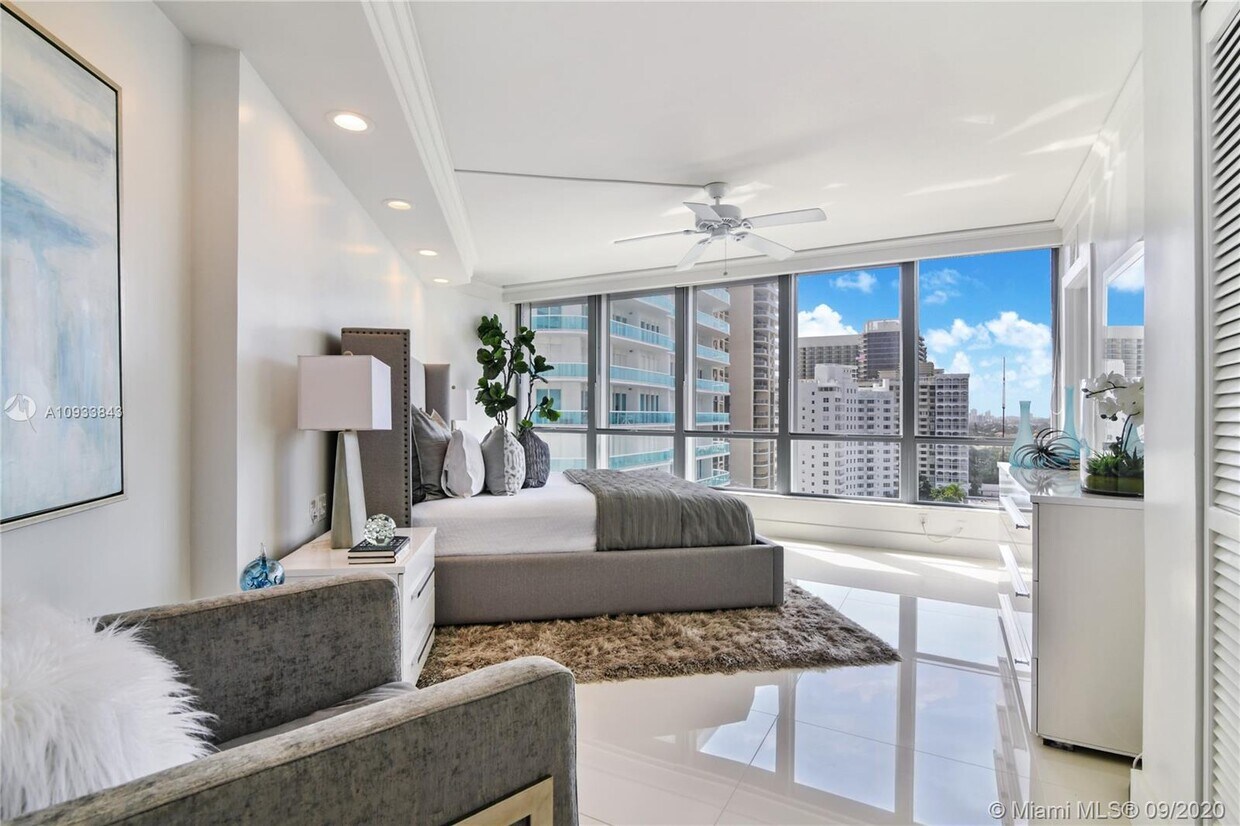 Primary Photo - 10155 Collins Ave