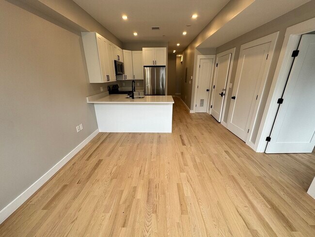 Foto del edificio - 272 E Cottage St