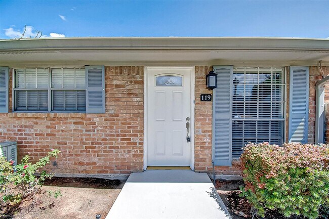 Foto del edificio - 1104 W Tri Oaks Ln