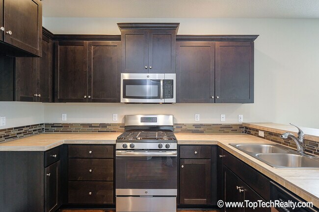 Foto del edificio - Gorgeous Newer Corner Lot Home with 4 bedr...