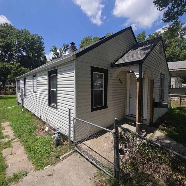 Foto del edificio - Cozy 3 bedrooms and 1 full bath home located on S Willow Ave in Independence, MO