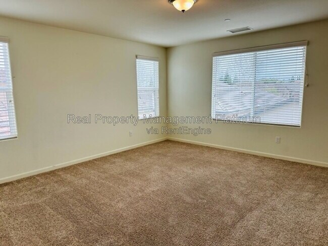 Foto del edificio - 2430 Lombard Ln