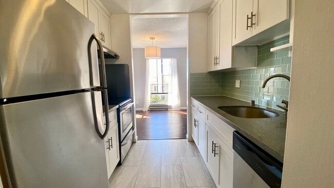 Building Photo - Breathtaking Views of SF & Bay Bridge from this Top Floor unit