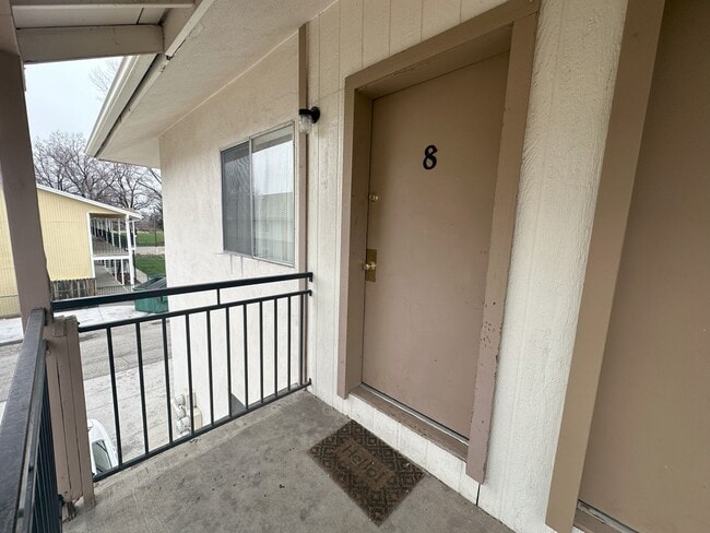 Building Photo - 2 Bed 1 Bath Apartment