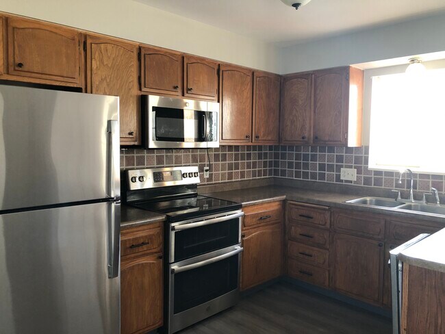 Building Photo - 4593 N Wagon Wheel Dr