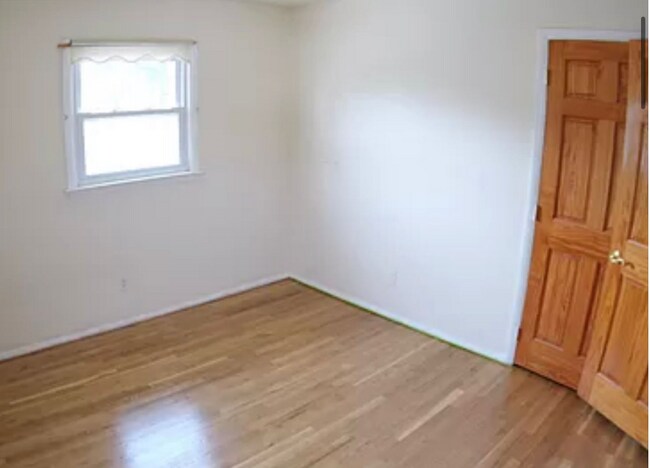 Building Photo - 213 Pine Tree Dr