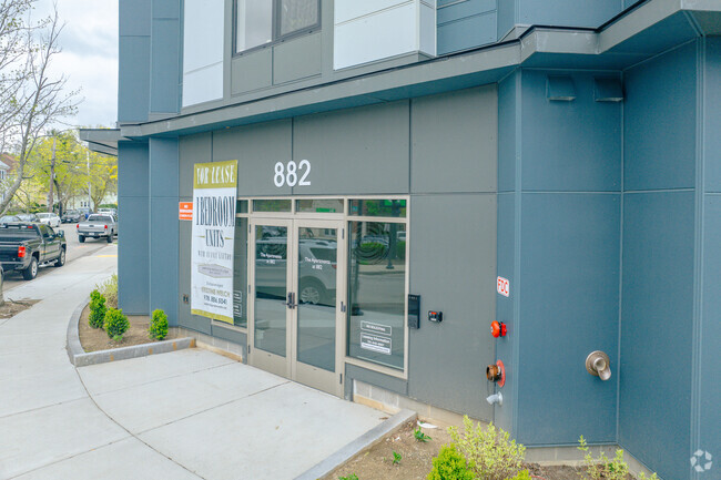 Entrada del edificio - 882 Massachusetts Ave