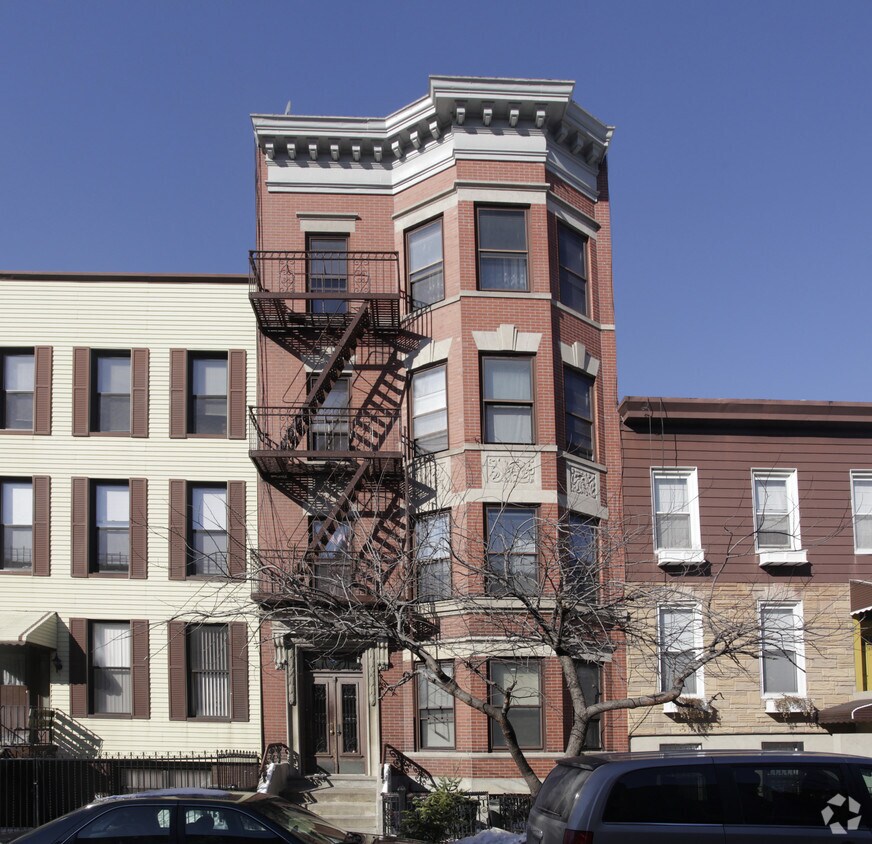 Building Photo - 145 Calyer St