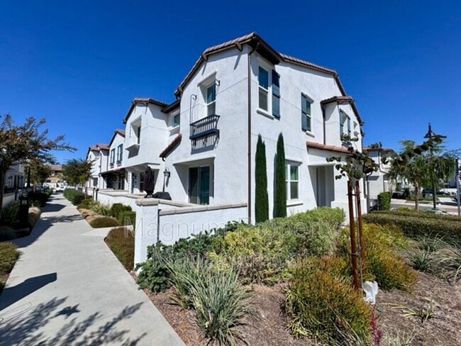 Building Photo - 30327 Town Square Dr