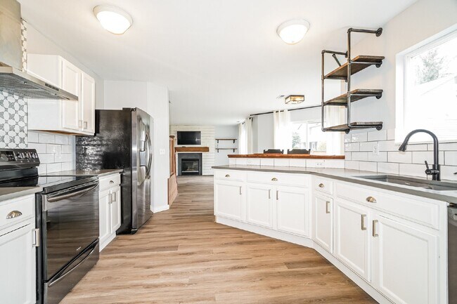 Building Photo - Updated 4 bedroom home in Devonshire neighborhood!