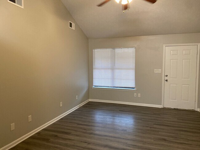 Foto del edificio - 75 Rushwood Dr