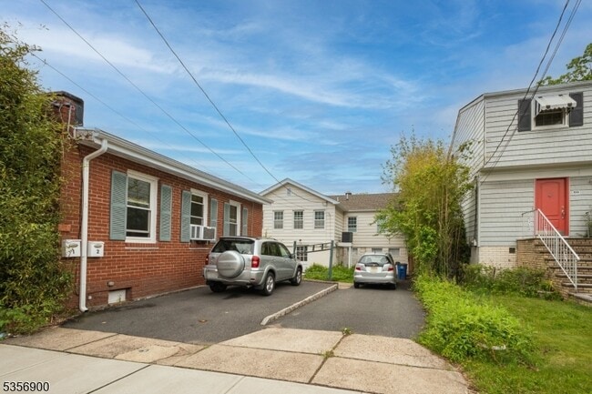 Foto del edificio - 214 Woodcliff Ave