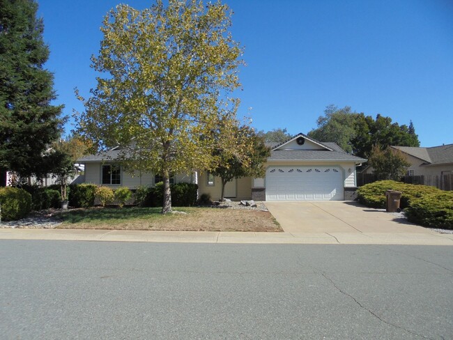 Foto del edificio - 3 bedroom home in Shasta Lake