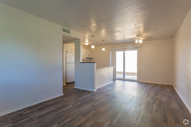 2BR, 1BA - 900 SF - Squire Gardens Apartments