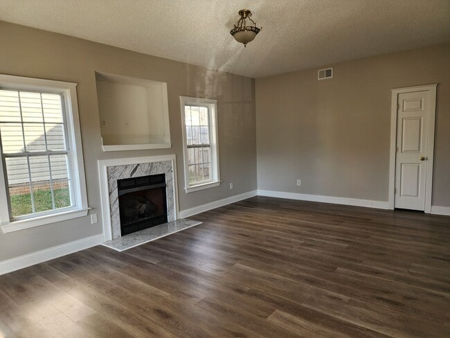 Building Photo - Newly Remodeled