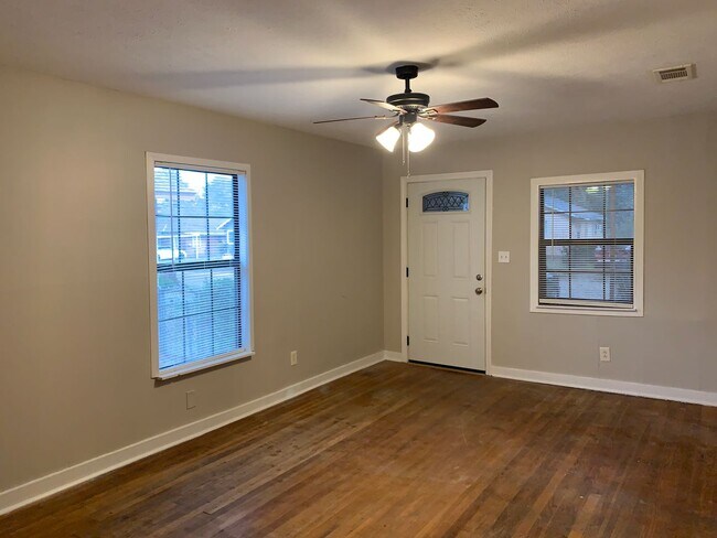 Building Photo - HUD Friendly 3 Bed 1.5 Bath Completely Rem...