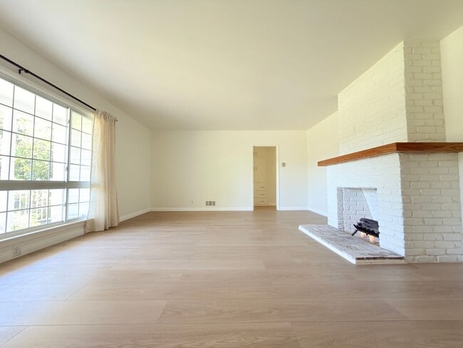 Foto del edificio - Stunning 4-Bedroom Home in Quiet North Hills