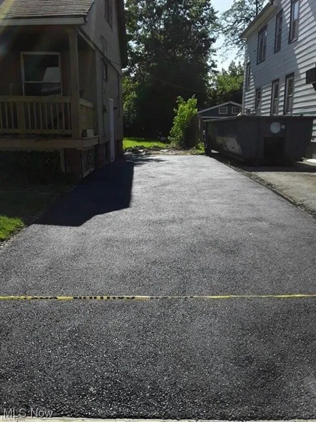 Foto del edificio - Charming Cape Cod Home with Character and Potential