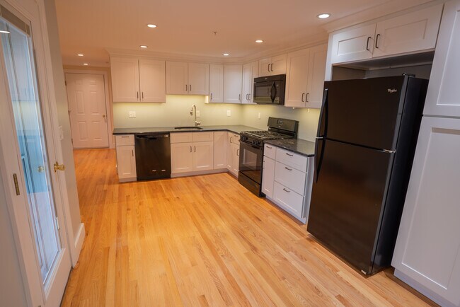 Kitchen - 52 Monument St