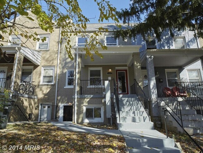 Building Photo - 1344 Levis St NE
