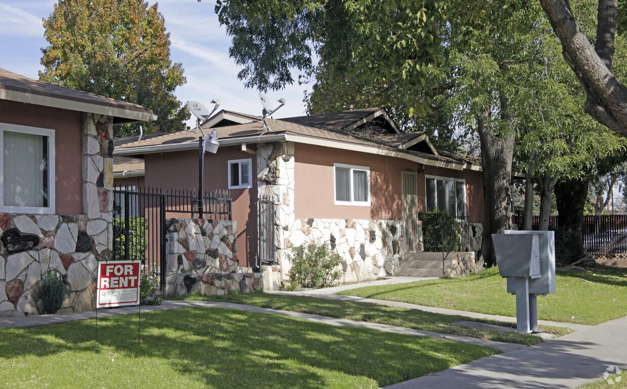 Primary Photo - 1004-1006 W D St