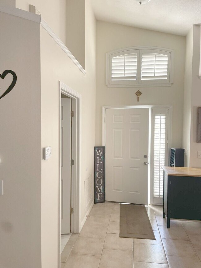 Building Photo - 3/2 in Oviedo!! Close to UCF! Tiled Floors...